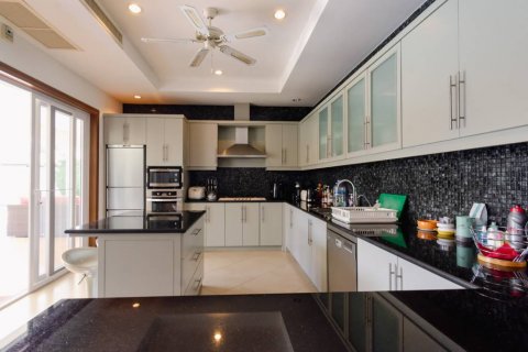 Chalet de 5 dormitorios en Hua Hin, Tailandia № 119700 - foto 8