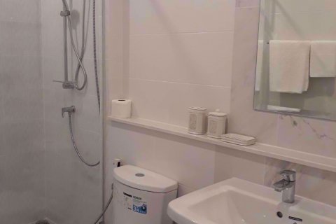 Condominio de 3 dormitorios en Huai Khwang, Bangkok, Tailandia № 77202 - foto 10