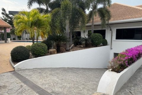 Casa de 6 dormitorios en Pattaya, Tailandia № 119891 - foto 4