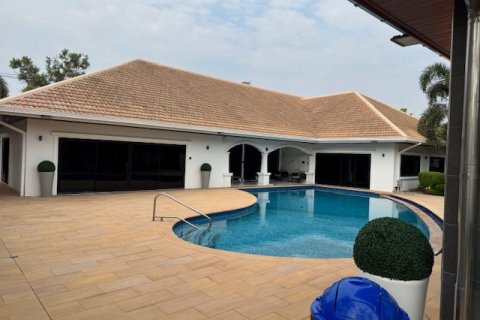 Casa de 6 dormitorios en Pattaya, Tailandia № 119891 - foto 6