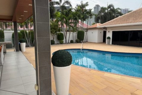Casa de 6 dormitorios en Pattaya, Tailandia № 119891 - foto 15