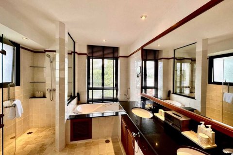 Casa de 3 dormitorios en Bang Tao, Tailandia № 105181 - foto 11