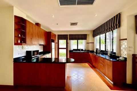Casa de 3 dormitorios en Bang Tao, Tailandia № 105181 - foto 4
