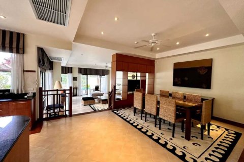 Casa de 3 dormitorios en Bang Tao, Tailandia № 105181 - foto 5