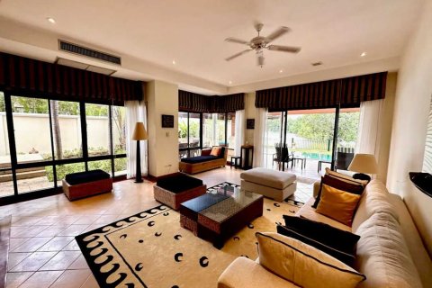 Casa de 3 dormitorios en Bang Tao, Tailandia № 105181 - foto 3