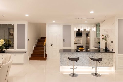 Condo in Bangkok, Thailand, 3 bedrooms  № 101771 - photo 2