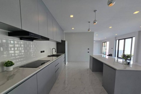 Chalet de 4 dormitorios en Phuket, Tailandia № 124468 - foto 8