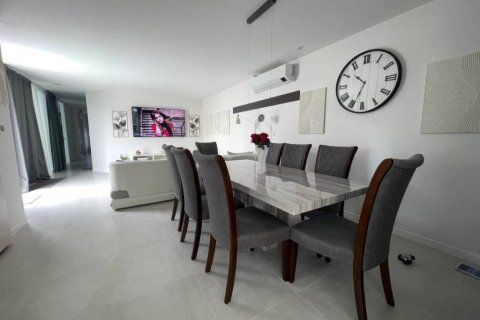 Chalet de 3 dormitorios en Kathu, Tailandia № 124381 - foto 10