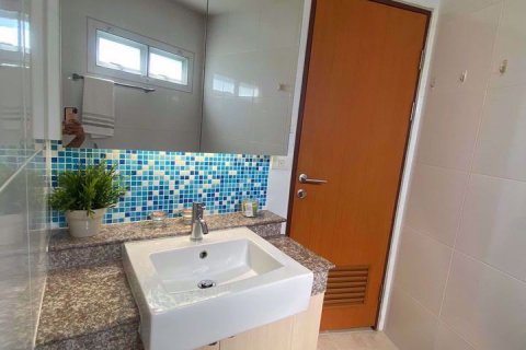 Condominio de 2 dormitorios en Phra Khanong, Bangkok, Tailandia № 76055 - foto 7