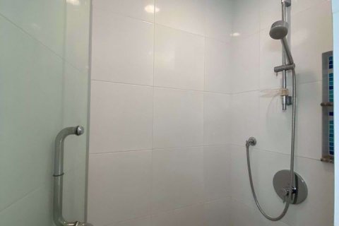 Condominio de 2 dormitorios en Phra Khanong, Bangkok, Tailandia № 76055 - foto 9