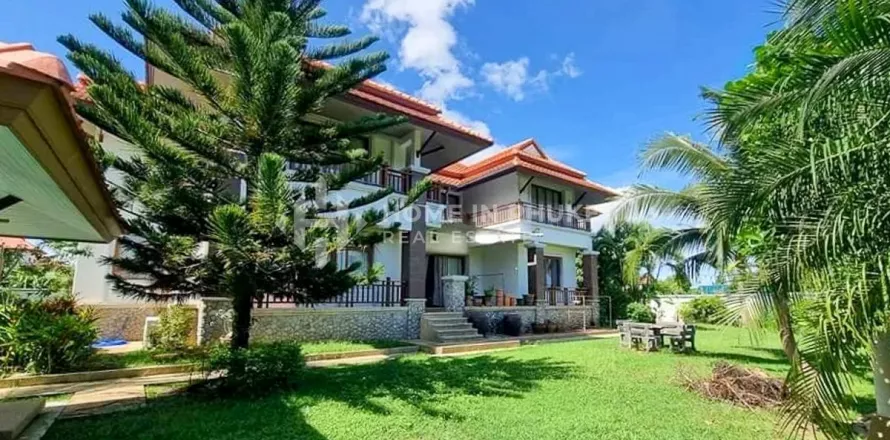 Casa de 4 dormitorios en Kathu, Tailandia № 131751