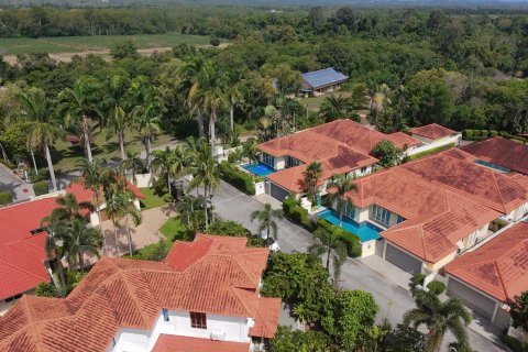 Casa de 4 dormitorios en Pattaya, Tailandia № 123560 - foto 3
