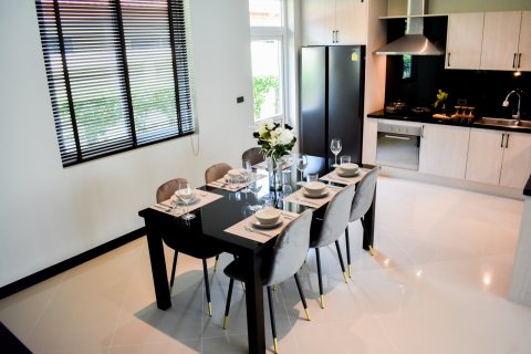Casa de 4 dormitorios en Pattaya, Tailandia № 123560 - foto 20