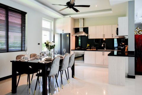 Casa de 4 dormitorios en Pattaya, Tailandia № 123560 - foto 18