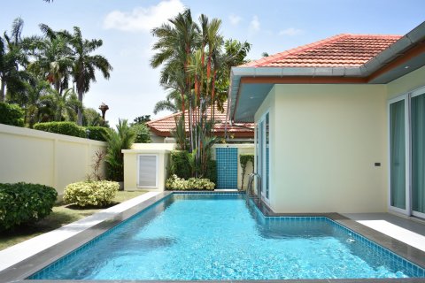 Casa de 4 dormitorios en Pattaya, Tailandia № 123560 - foto 5