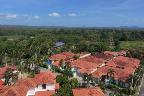 Casa de 4 dormitorios en Pattaya, Tailandia № 123560 - foto 4