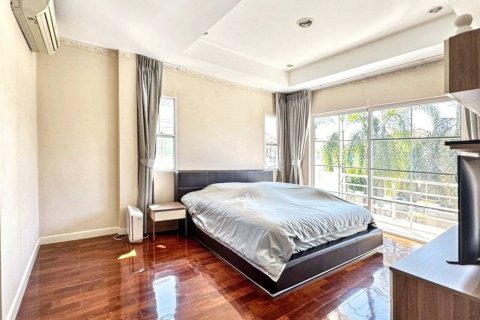 Casa de 3 dormitorios en Samut Prakan, Tailandia № 126701 - foto 8