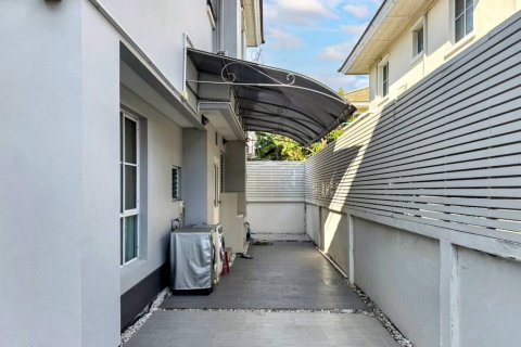 Casa de 3 dormitorios en Samut Prakan, Tailandia № 126701 - foto 4