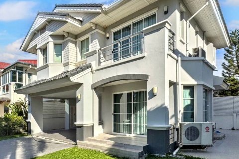 Casa de 3 dormitorios en Samut Prakan, Tailandia № 126701