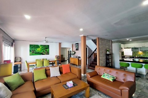 Casa de 5 dormitorios en Pattaya, Tailandia № 82451 - foto 11