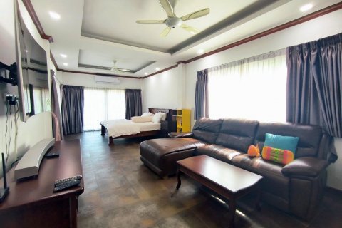 Casa de 5 dormitorios en Pattaya, Tailandia № 82451 - foto 25