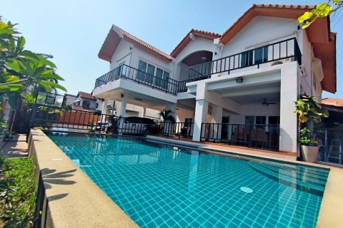 House in Pattaya, Thailand 5 bedrooms № 82451