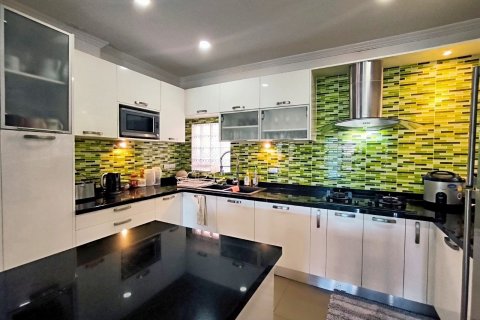 Casa de 5 dormitorios en Pattaya, Tailandia № 82451 - foto 16