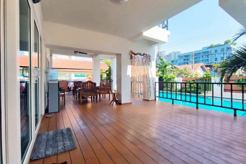 Casa de 5 dormitorios en Pattaya, Tailandia № 82451 - foto 6