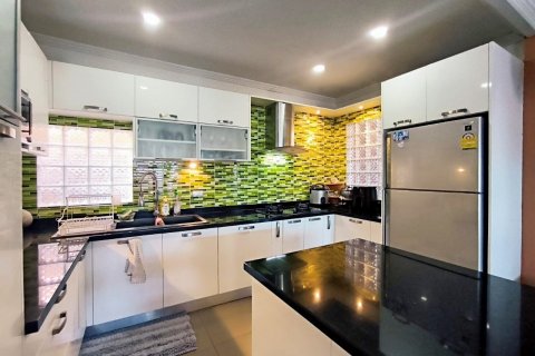 Casa de 5 dormitorios en Pattaya, Tailandia № 82451 - foto 17