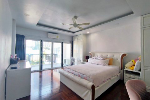 Casa de 5 dormitorios en Pattaya, Tailandia № 82451 - foto 30