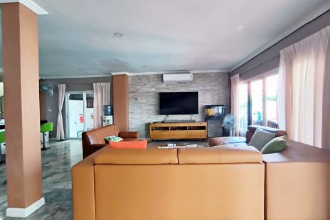 Casa de 5 dormitorios en Pattaya, Tailandia № 82451 - foto 10