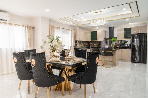 Casa de 5 dormitorios en Pattaya, Tailandia № 125547 - foto 3