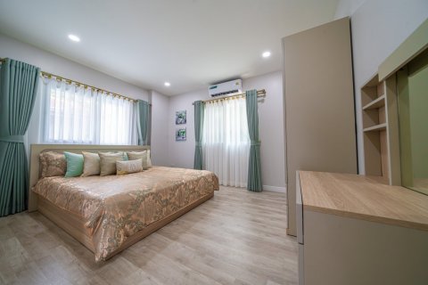 Casa de 5 dormitorios en Pattaya, Tailandia № 125547 - foto 11