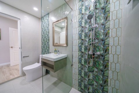 Casa de 5 dormitorios en Pattaya, Tailandia № 125547 - foto 12