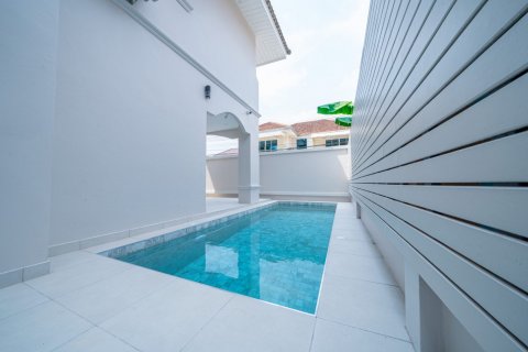Casa de 5 dormitorios en Pattaya, Tailandia № 125547 - foto 30