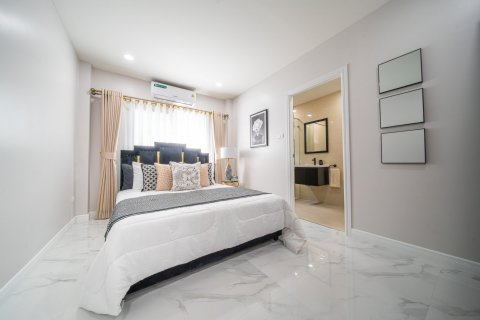 Casa de 5 dormitorios en Pattaya, Tailandia № 125547 - foto 24