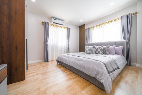 Casa de 5 dormitorios en Pattaya, Tailandia № 125547 - foto 16