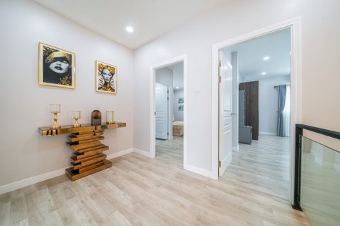 Casa de 5 dormitorios en Pattaya, Tailandia № 125547 - foto 14