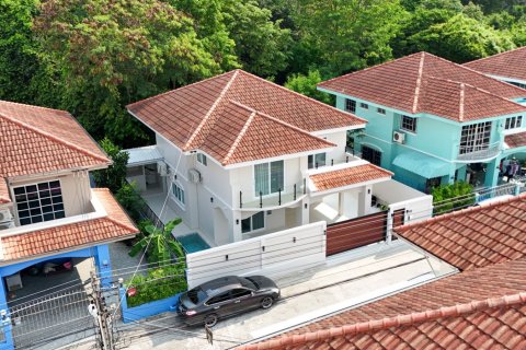 Casa de 5 dormitorios en Pattaya, Tailandia № 125547 - foto 2