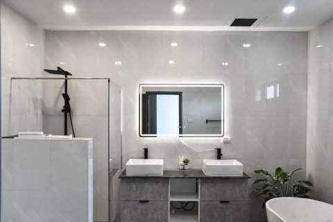 Casa de 4 dormitorios en Bang Lamung, Tailandia № 126793 - foto 22
