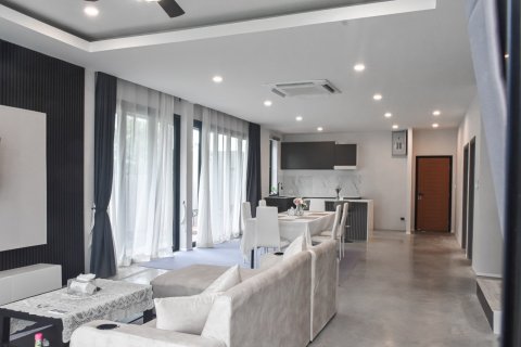 Casa de 4 dormitorios en Bang Lamung, Tailandia № 126793 - foto 8