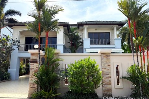 House in Pattaya, Thailand 4 bedrooms № 119571