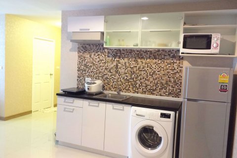Condominio de 2 dormitorios en Phra Khanong, Bangkok, Tailandia № 76233 - foto 4
