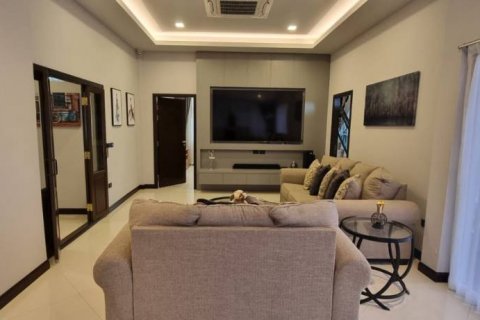 Chalet de 4 dormitorios en Pattaya, Tailandia № 132566 - foto 3