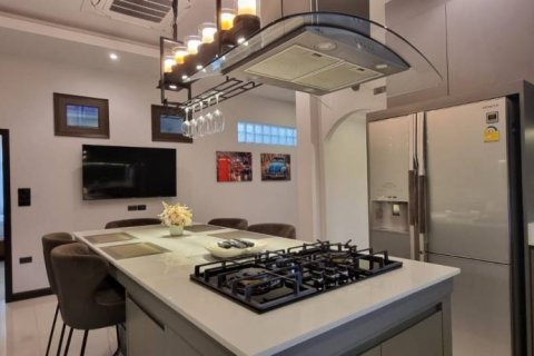 Chalet de 4 dormitorios en Pattaya, Tailandia № 132566 - foto 10