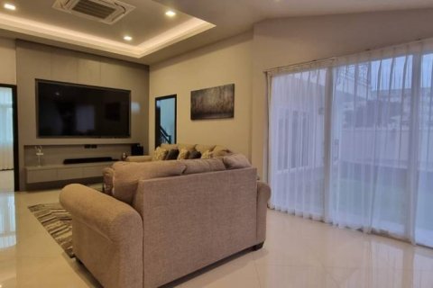 Chalet de 4 dormitorios en Pattaya, Tailandia № 132566 - foto 4