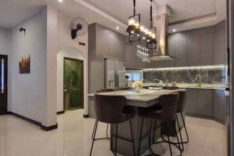 Chalet de 4 dormitorios en Pattaya, Tailandia № 132566 - foto 7