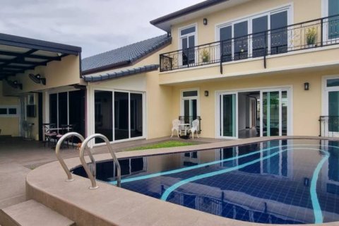 Chalet de 4 dormitorios en Pattaya, Tailandia № 132566