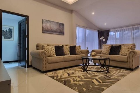 Chalet de 4 dormitorios en Pattaya, Tailandia № 132566 - foto 2