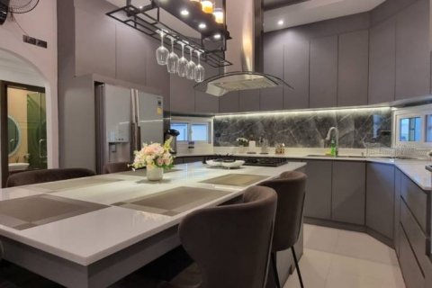 Chalet de 4 dormitorios en Pattaya, Tailandia № 132566 - foto 9